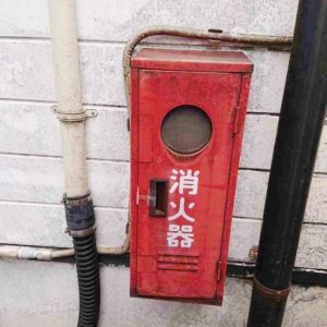 劣化した消火器ボックス