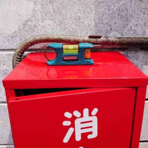 水平器を使って水平に取り付けられているか確認