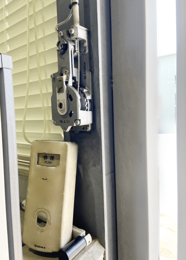 排煙窓のハンドルボックスの中身