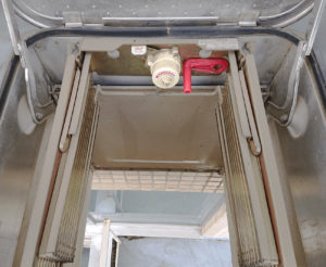 壊れた避難ハッチ