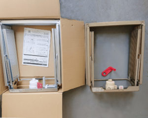 箱から取り出した避難ハッチのギア