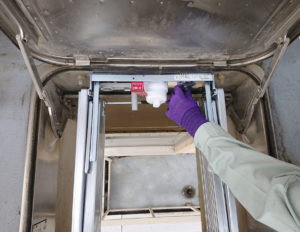 新しい避難ハッチのギアを取り付ける