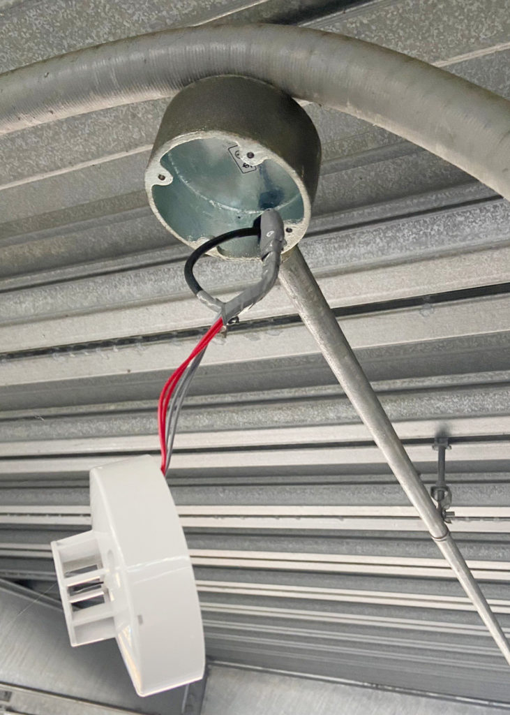 熱感知器を取り付けている最中