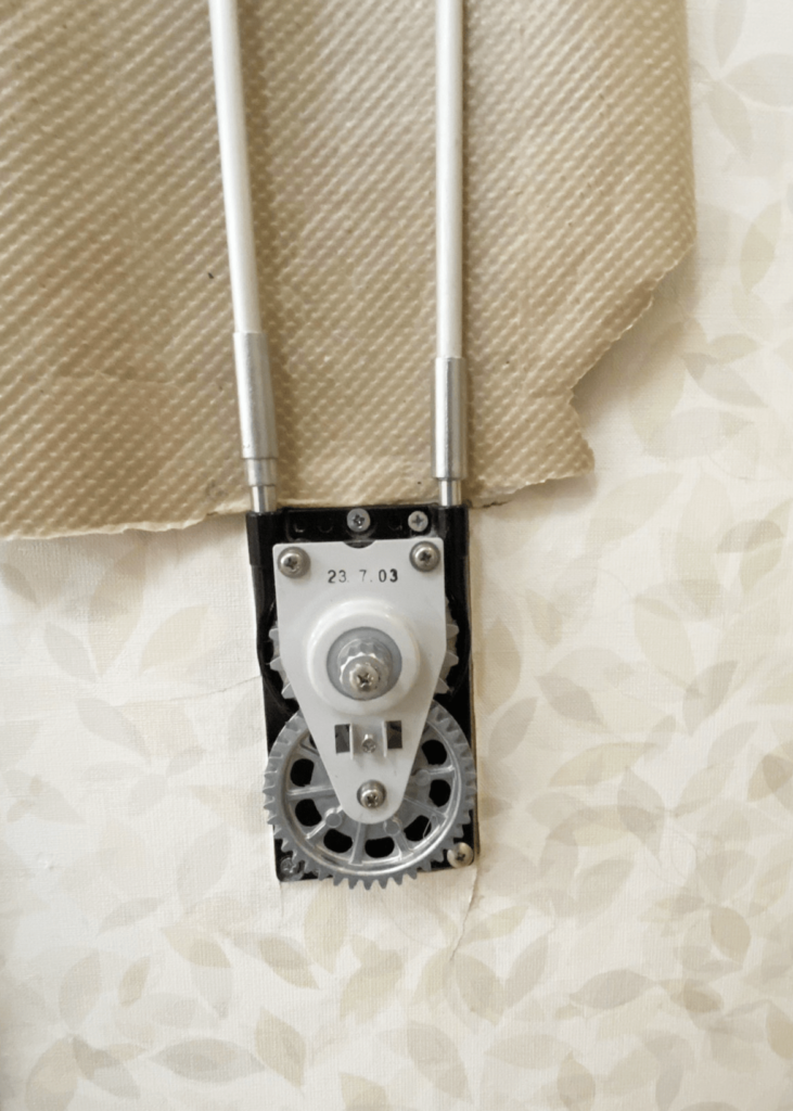 福祉施設のケーブル式排煙窓の交換中のハンドルボックス