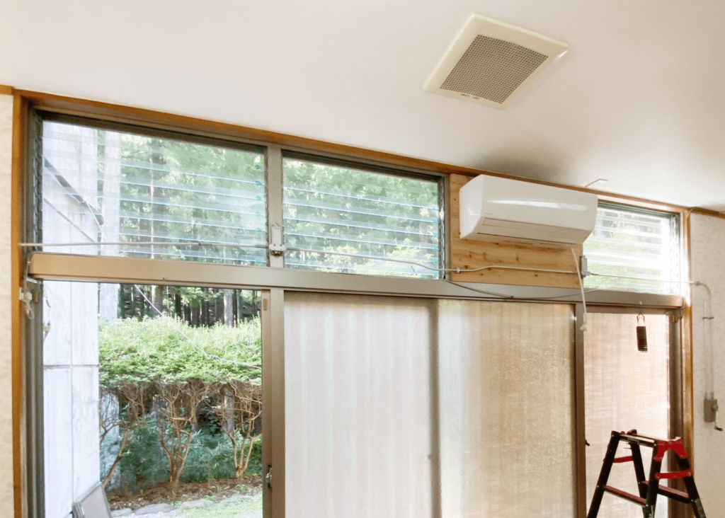 福祉施設のケーブル式排煙窓の修理前全景