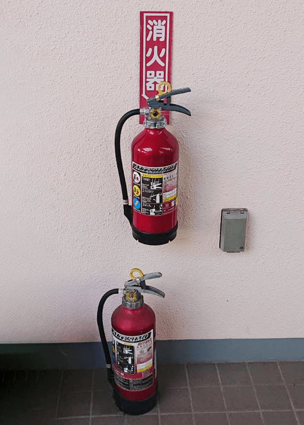 床置きの消火器から、壁掛けの消火器に変更