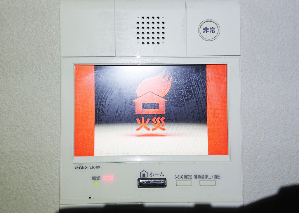 お部屋内のインターホンの反応①
