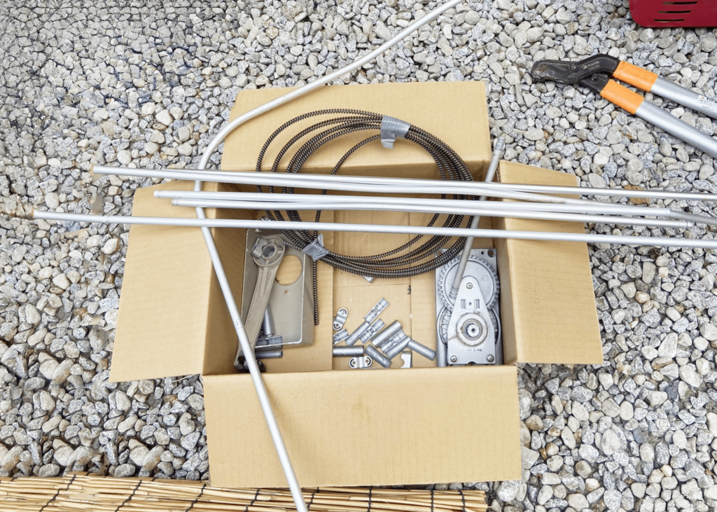 福祉施設のケーブル式排煙窓の交換後の廃材