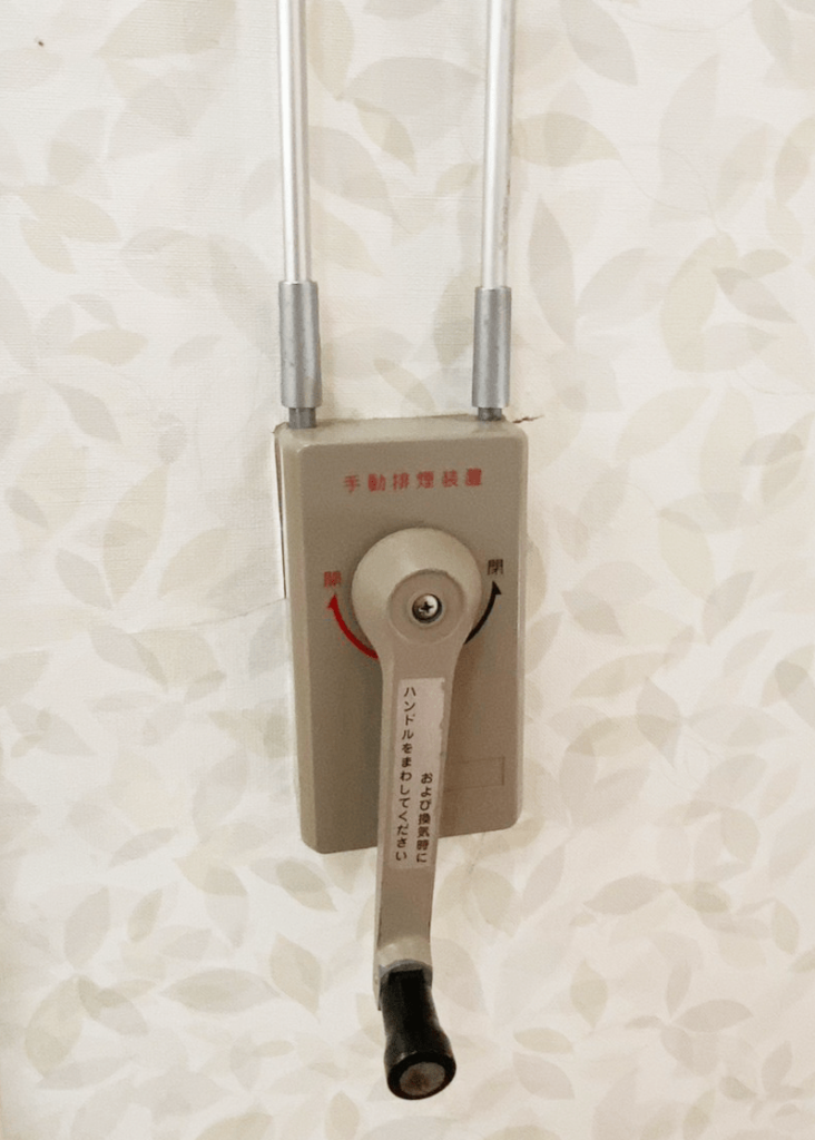 福祉施設のケーブル式排煙窓の交換前のハンドルボックス