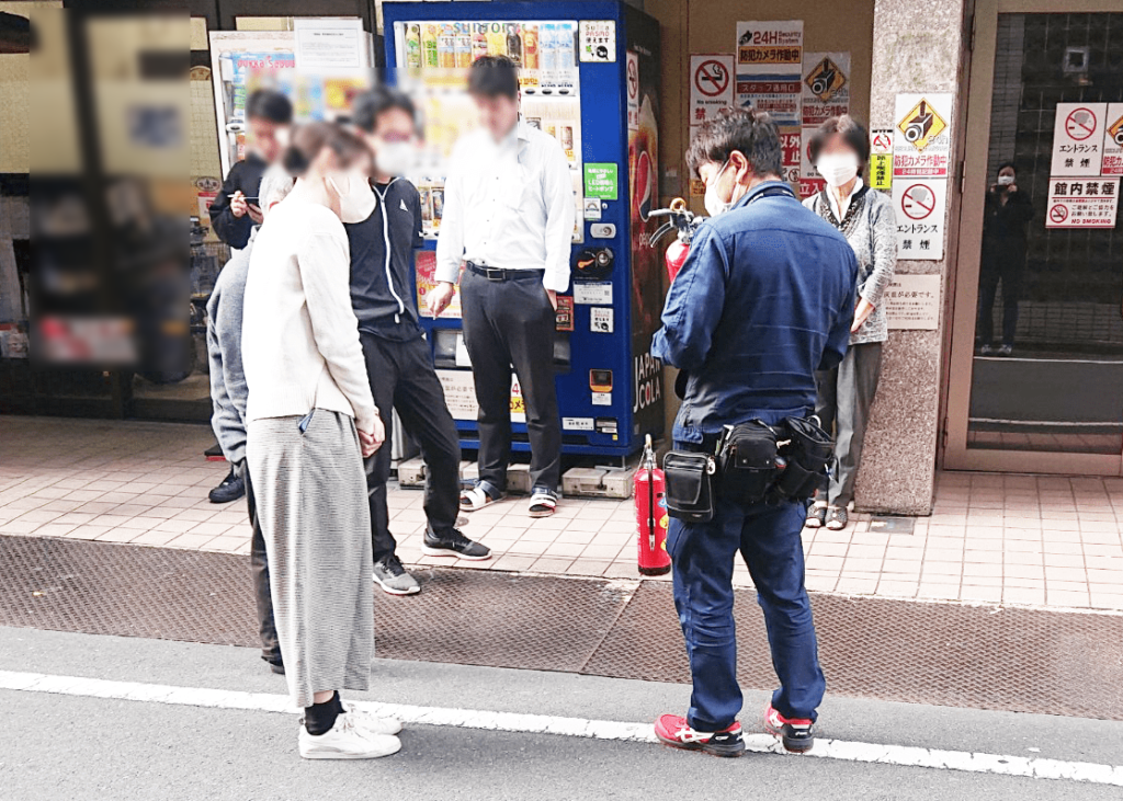 座間市の雑居ビルで消火訓練でお客様に説明