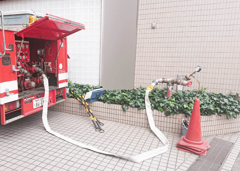消防ポンプ自動車から連結送水管の送水口へ圧力