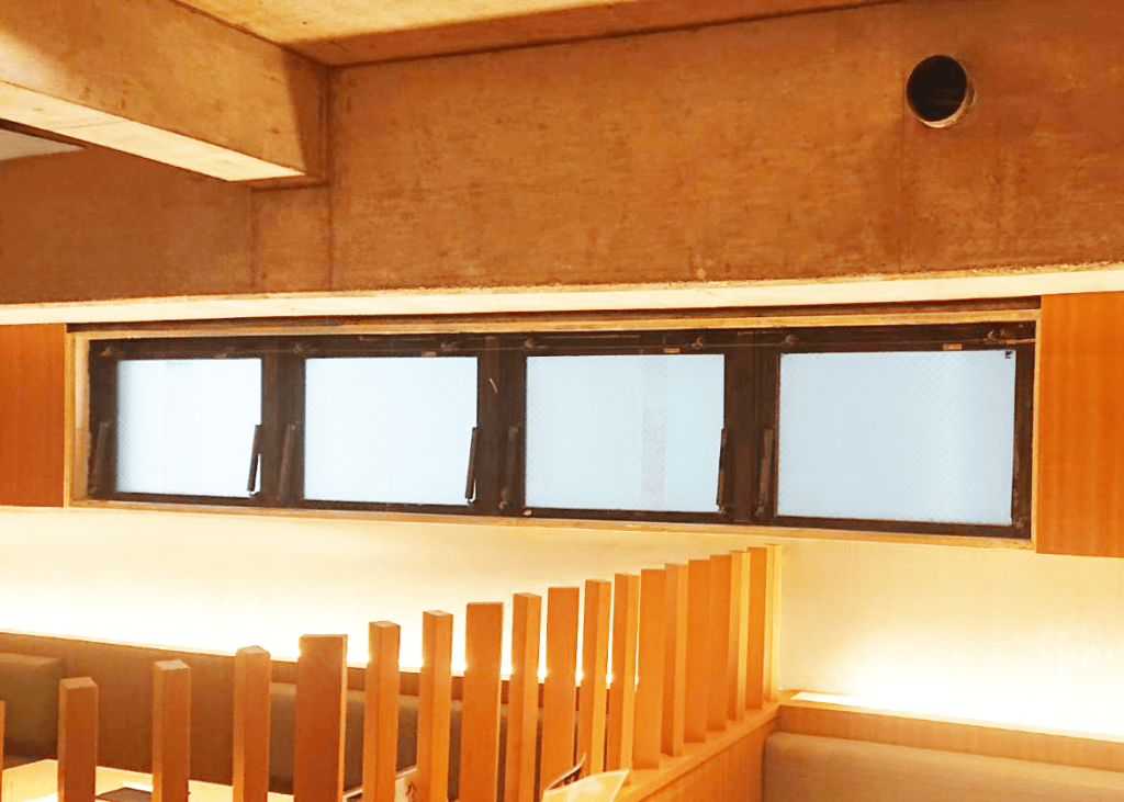 飲食店の調査前の排煙窓