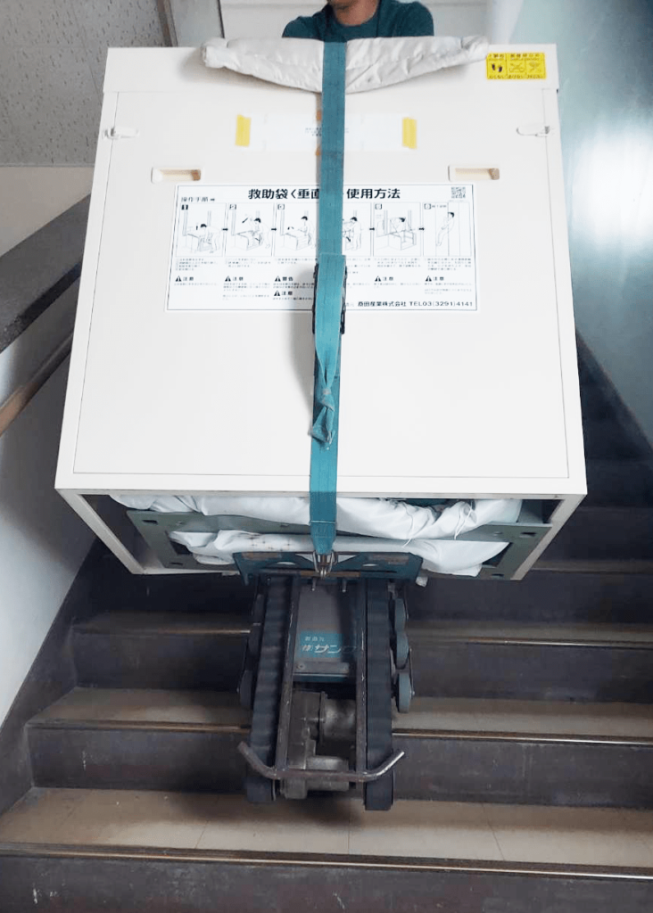 垂直式救助袋を階段で運ぶ所