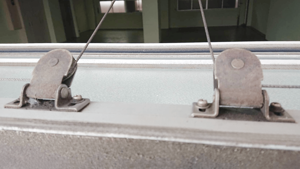 古い排煙窓のワイヤー