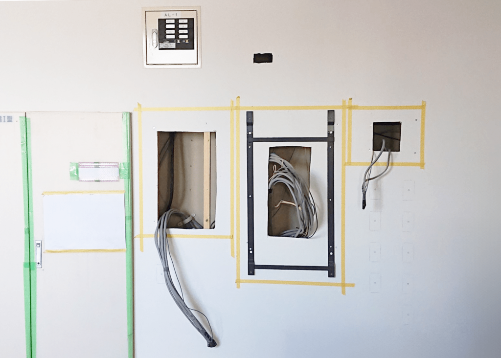 放送盤、受信機、火災通報装置の線出し