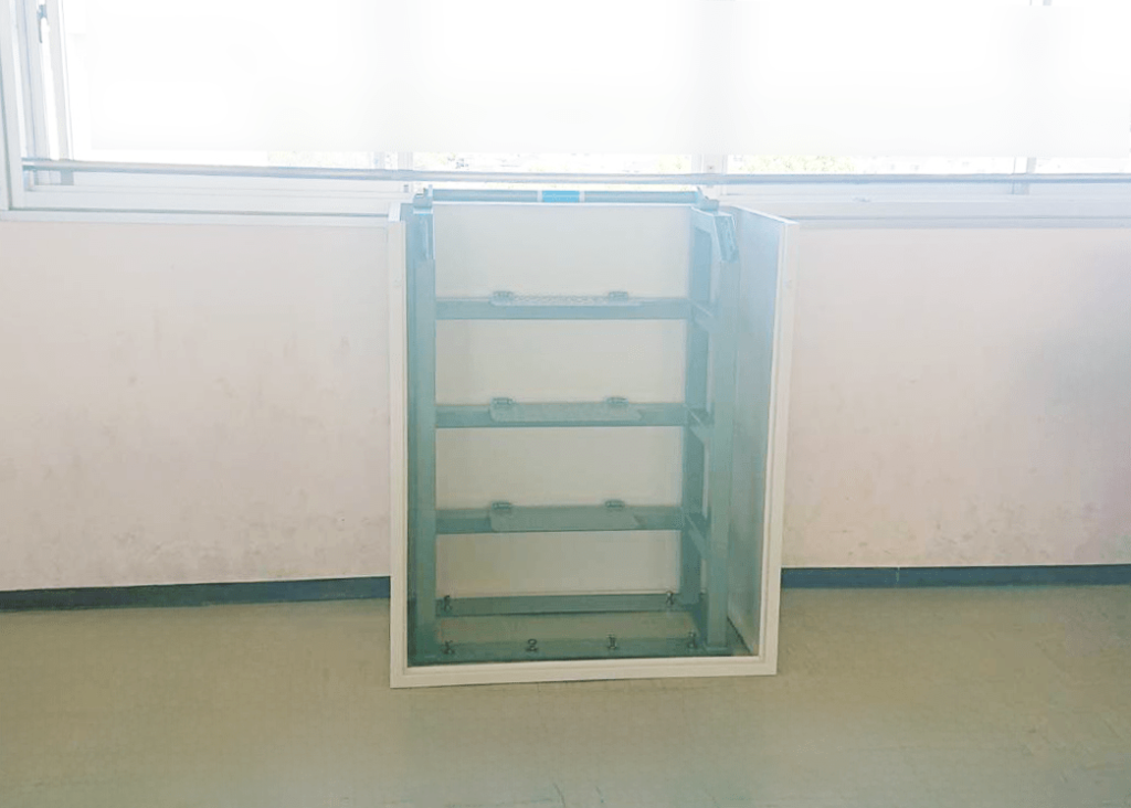 垂直式救助袋の箱の設置