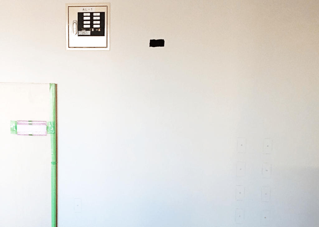 警報設備の取付け前の壁