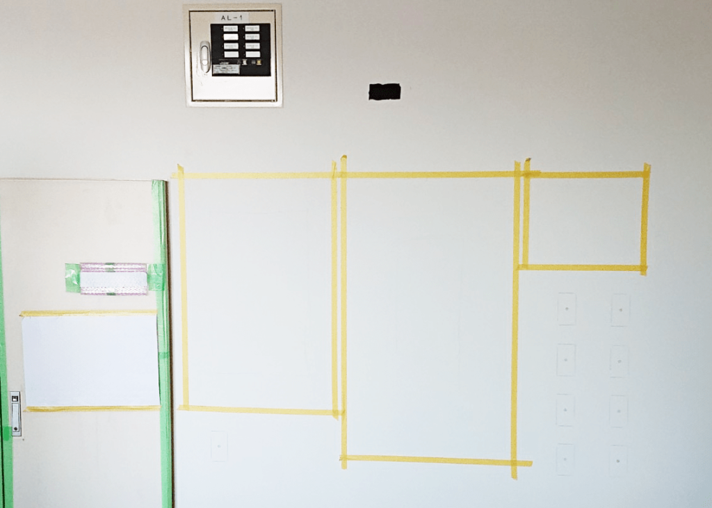 壁警報設備設置前にマスキングテープで印付けした壁