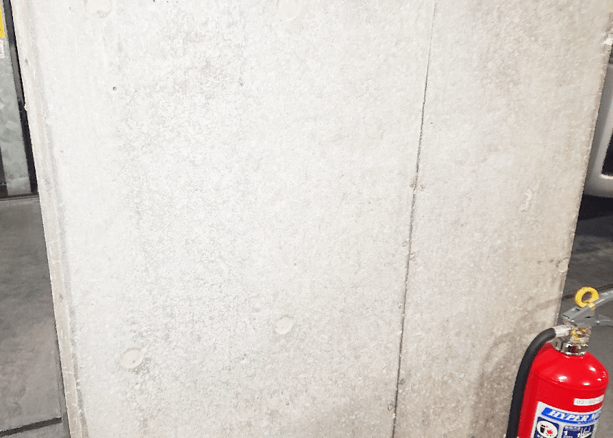 古い消火器BOXを取り外したところ