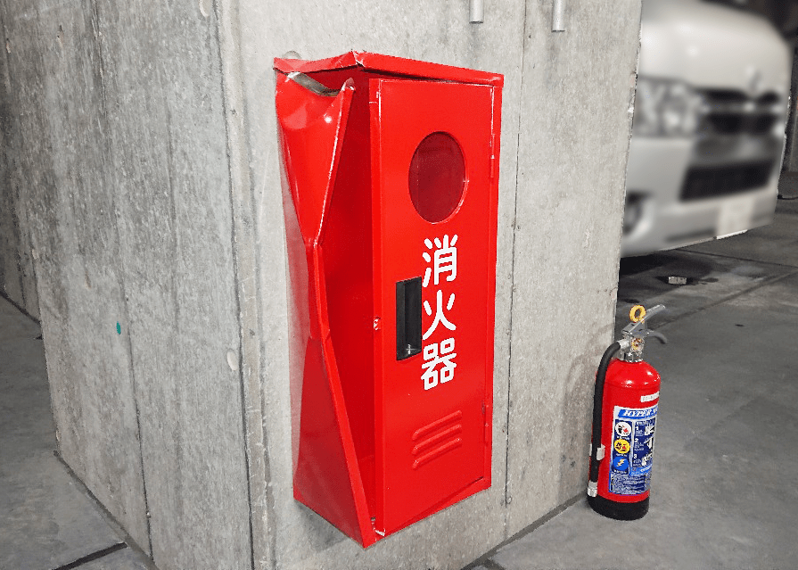 破損した消火器BOX