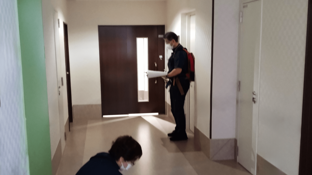 室内の照明測定中