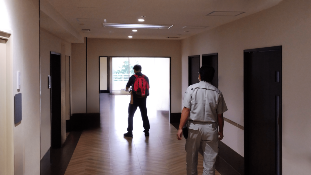 非常照明を確認してまわる所②