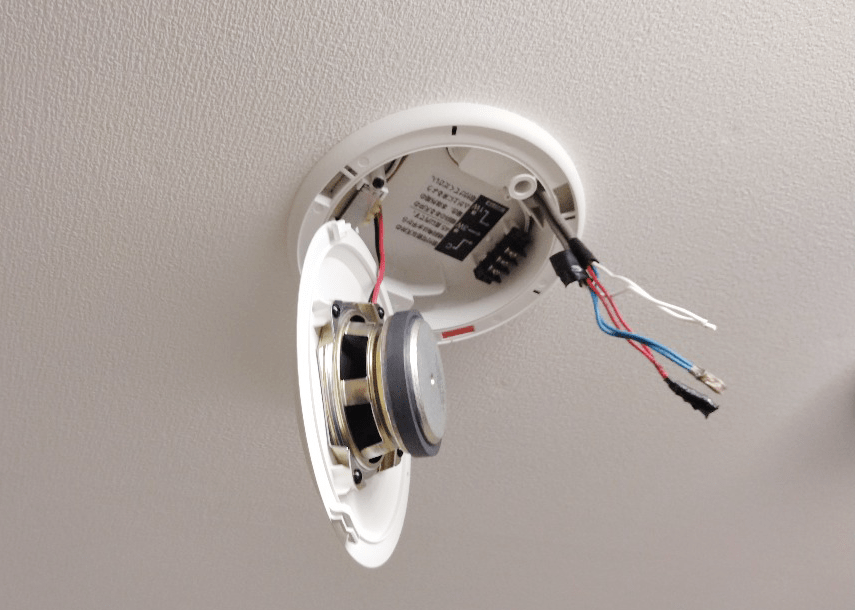 新しいスピーカーの設置途中。