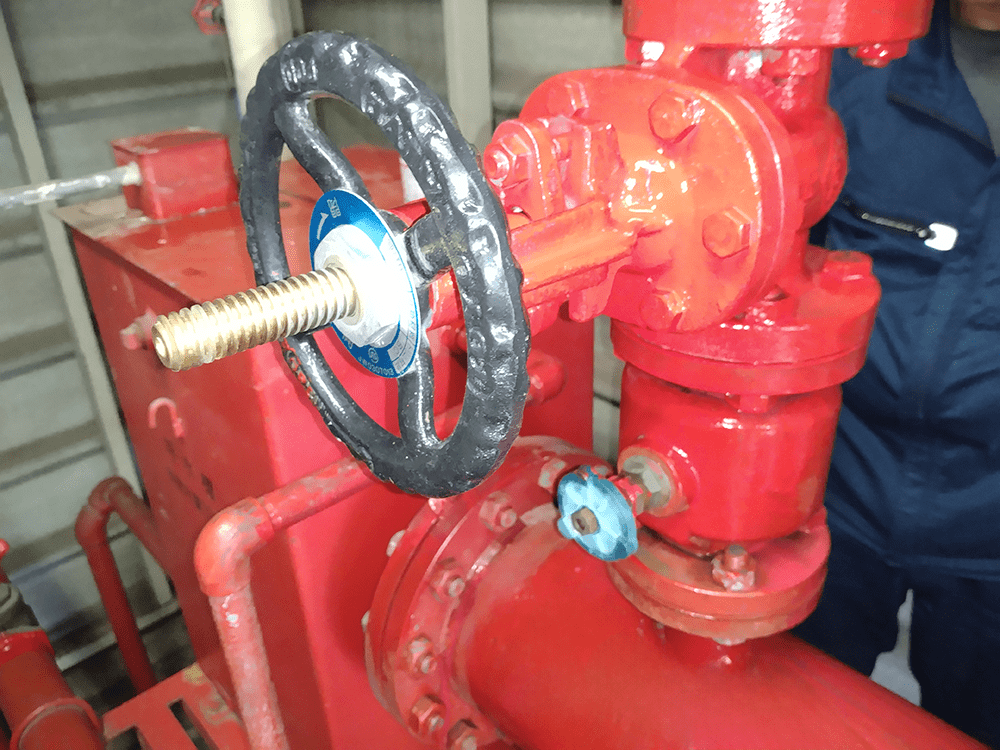 バルブを赤色に塗装